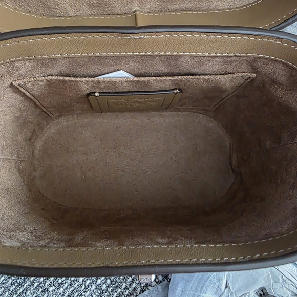 New Coach - Picture 5 of 7